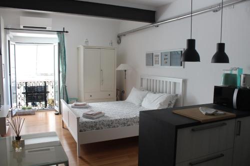 ジェノヴァにあるCasa Silviaの小さなベッドルーム(ベッド1台、窓付)