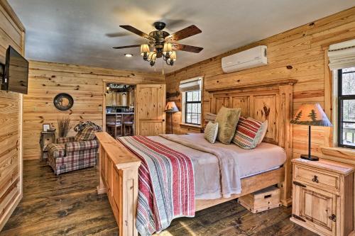 Ένα ή περισσότερα κρεβάτια σε δωμάτιο στο Serene Cabins with Decks and 8 Acres on Kiamichi River