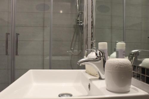 ジェノヴァにあるCasa Silviaの洗面台(蛇口、鏡付)