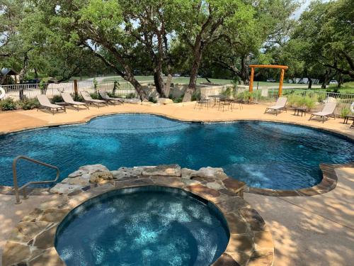 uma grande piscina com cadeiras num quintal em Joshua Creek Ranch em Boerne