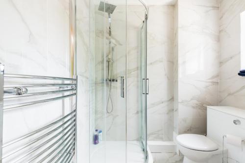 y baño con ducha y aseo. en Umbrella Properties Private Apartment Birmingham en Birmingham