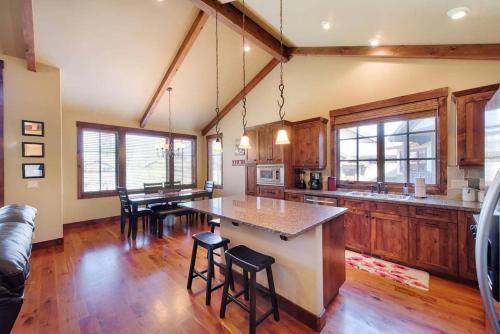 Кухня или мини-кухня в Greystone on Payette Lake by Casago McCall - Donerightmanagement
