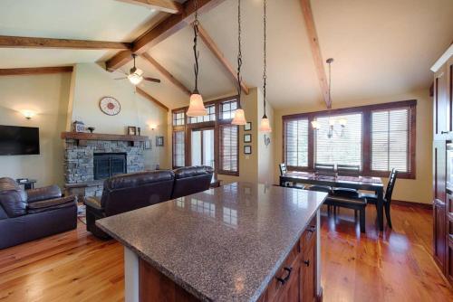Кухня или мини-кухня в Greystone on Payette Lake by Casago McCall - Donerightmanagement
