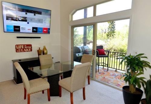 TV a/nebo společenská místnost v ubytování Downtown Lakeview Villa Townhome by Casago McCall - Donerightmanagement