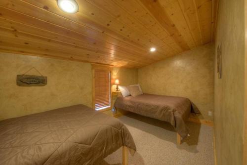 1 Schlafzimmer mit 2 Betten in einer Holzhütte in der Unterkunft Cascade Multi-Family Cabin by Casago McCall - Donerightmanagement in Cascade