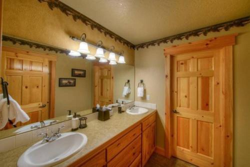 ein Badezimmer mit zwei Waschbecken und einem großen Spiegel in der Unterkunft Cascade Multi-Family Cabin by Casago McCall - Donerightmanagement in Cascade