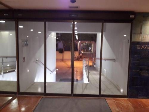プラヤ・デアロにあるVILLAS COSETTE-Apartamento Rosaの建物内のガラス戸付き店舗