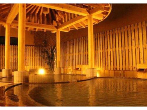 ein großes Gebäude mit einem Swimmingpool bei Nacht in der Unterkunft Tazawako Lake Resort & Onsen / Vacation STAY 78934 in Senboku