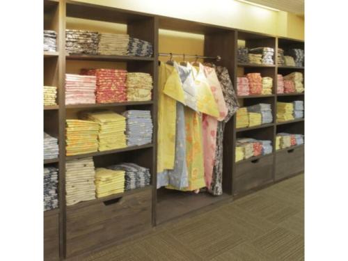 un magasin avec des étagères remplies de vêtements dans l'établissement Tazawako Lake Resort & Onsen / Vacation STAY 78933, à Senboku
