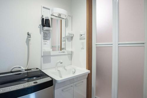 ein kleines Bad mit einem Waschbecken und einem Spiegel in der Unterkunft Noah Ikebukuro / Vacation STAY 7325 in Tokio