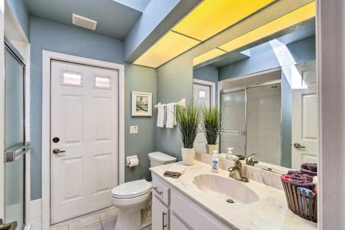 Ванна кімната в Modern House Less Than 5 Miles to Port Charlotte Beach!