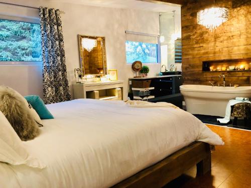 Koupelna v ubytování Luxury house 3 bedrooms with Inground pool 10 min to major attractions