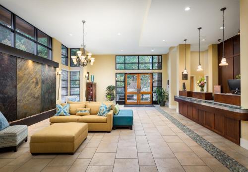 un vestíbulo con sofás y una sala de espera en Summerland Waterfront Resort & Spa, en Summerland