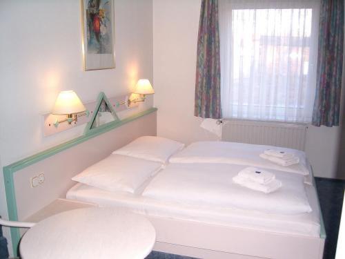 Zimmer mit 2 Betten und einem Fenster in der Unterkunft Apart Hotel Taucha in Taucha