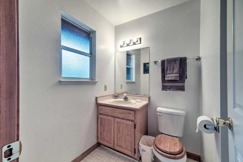 łazienka z toaletą, umywalką i oknem w obiekcie Serene Woodland Cabin 4 Mi to Big Tree State Park w mieście Arnold