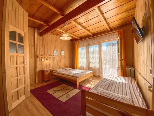 ブコビナ・タトシャンスカにあるKlonのベッド2台と窓が備わる客室です。
