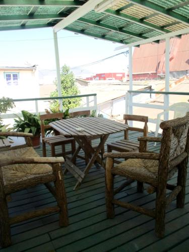 una mesa de picnic y 2 sillas en una terraza en Hotel Centro Sur - Colonial, en San Fernando