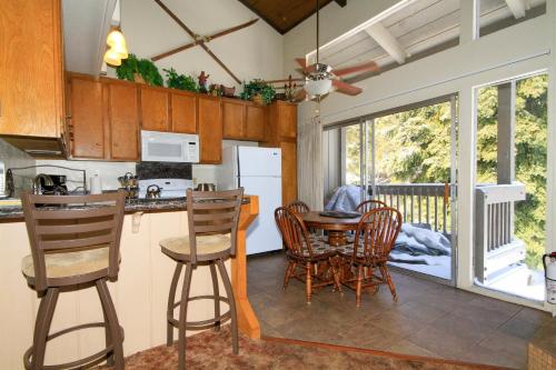 cocina y comedor con mesa y sillas en Sierra Park Villas #88, en Mammoth Lakes