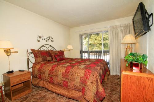um quarto com uma cama e uma janela em Sierra Park Villas #88 em Mammoth Lakes