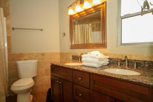ein Badezimmer mit einem WC, einem Waschbecken und einem Spiegel in der Unterkunft Sierra Park Villas #03 in Mammoth Lakes