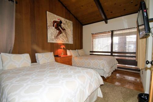 1 dormitorio con 2 camas y ventana en Sierra Park Villas #82 en Mammoth Lakes