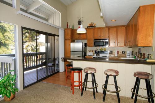 uma cozinha com um balcão e alguns bancos em Sierra Park Villas #89 em Mammoth Lakes