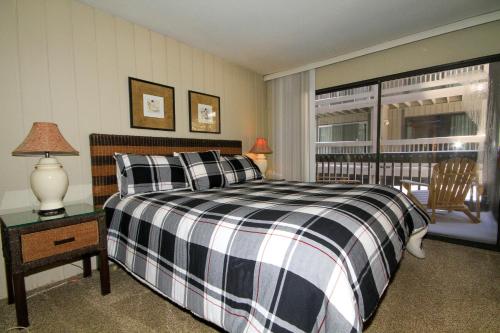 Sierra Park Villas #89 في بحيرات ماموث: غرفة نوم بسرير اسود وبيض ونافذة