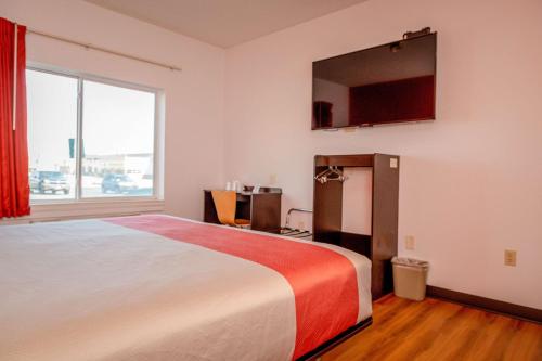 1 dormitorio con cama grande y ventana grande en Motel 6-Lincoln, NE, en Lincoln
