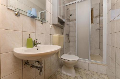 y baño con lavabo, aseo y ducha. en Apartments Lemar - with parking, en Bol