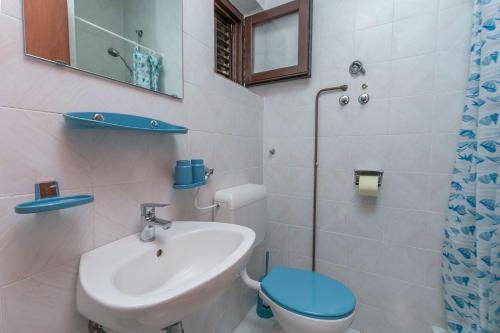 uma casa de banho com um WC e um lavatório em Apartments Maras em Lokva Rogoznica