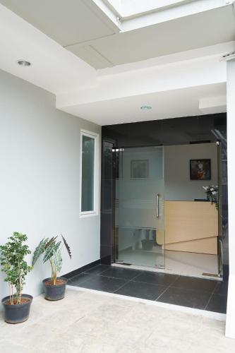 Spacious guest room at UROOMS Senayan, Jakarta, UROOMS Senayan