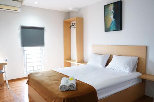 Кровать или кровати в номере UROOMS Senayan