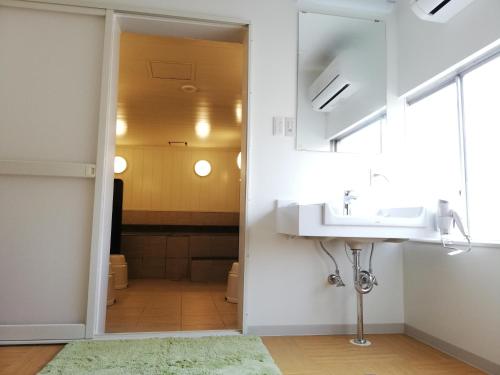 y baño con lavabo y espejo. en Hotel Tokuyama Hills Heiwadoriten, en Shunan