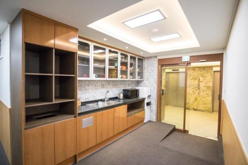 Kuchyň nebo kuchyňský kout v ubytování Step Inn Myeongdong 1
