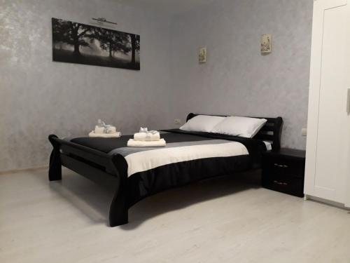 リヴィウにあるRynOK 25 Modern Lviv Centerのベッドルーム1室(ベッド1台、タオル2枚付)