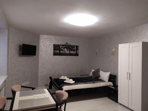 リヴィウにあるRynOK 25 Modern Lviv Centerのベッドルーム1室(ベッド1台、テーブル、椅子付)