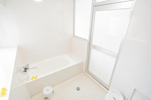 那霸的住宿－Dot House Naha，带淋浴和卫生间的白色浴室