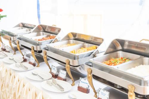 een buffetlijn met schalen met eten op borden bij Chaba Cabana Beach Resort in Chaweng Beach