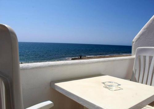 a table and chairs with a view of the ocean at Hospedium Hotel Continental in Mojácar