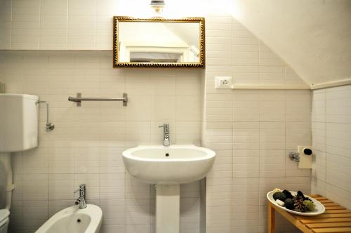 ヴェネツィアにあるLivin' San Marcoのバスルーム(洗面台、壁掛け鏡付)