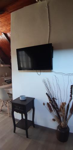 Televisyen dan/atau pusat hiburan di House Loft by Kiki's Villa with unlimited Volos and Pelion View