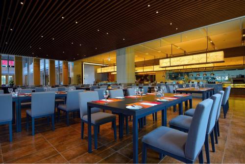 une salle à manger avec des tables et des chaises dans un restaurant dans l'établissement Grand Royal Hotel, à Toufen