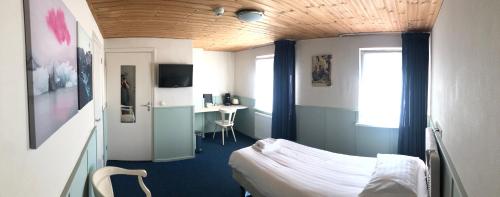 a hospital room with a bed and a window at Hotel Verhoeven in Uden