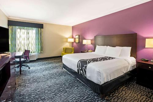 Кровать или кровати в номере La Quinta by Wyndham Houston - Magnolia