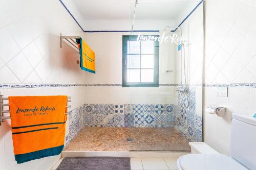 プンタ・ムヘーレスにあるCasa Lilaのバスルーム(青と白のタイル張りのシャワー付)