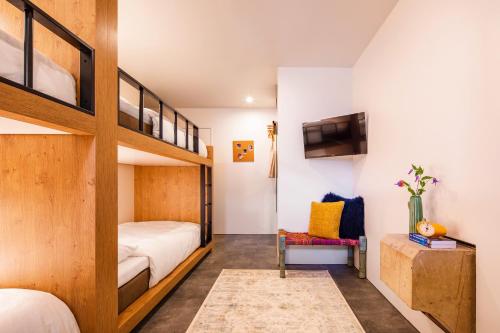 Кровать или кровати в номере Bunk Hotel Amsterdam