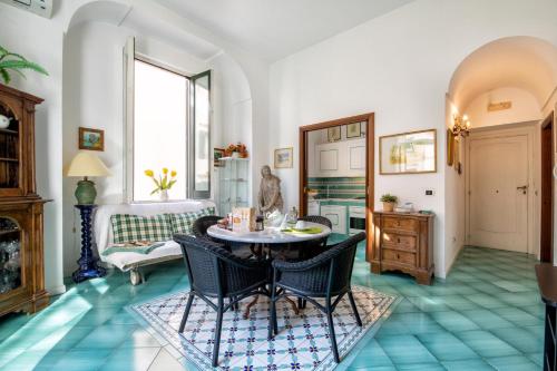 Ruang duduk di Amalfi Centre Flats