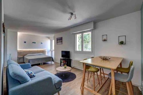 un salon avec un canapé et une table dans l'établissement LE STUDIO 35 - charme, parking & proche lac, à Annecy