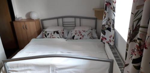 Een bed of bedden in een kamer bij Apartmán Woodcock