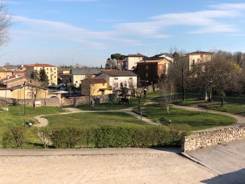 Blick auf eine Stadt mit Häusern und Park in der Unterkunft La casa della Ada in Castelnuovo del Garda